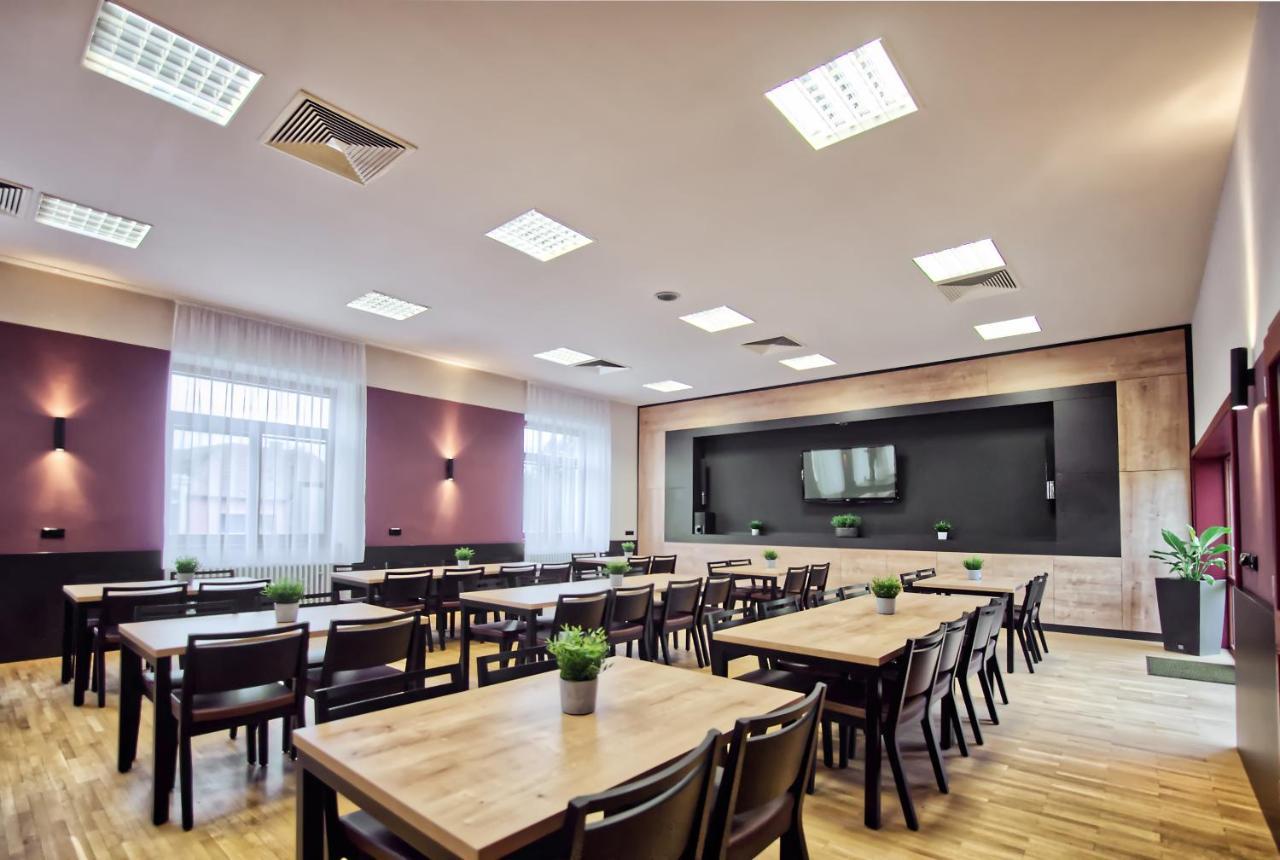 Restaurace A Penzion Praha Dolní Dunajovice Exterior foto