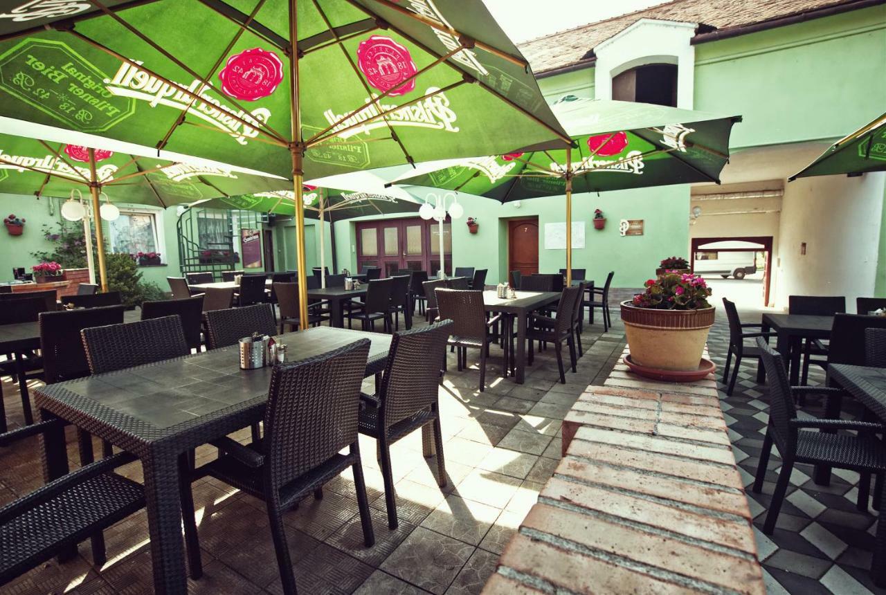 Restaurace A Penzion Praha Dolní Dunajovice Exterior foto